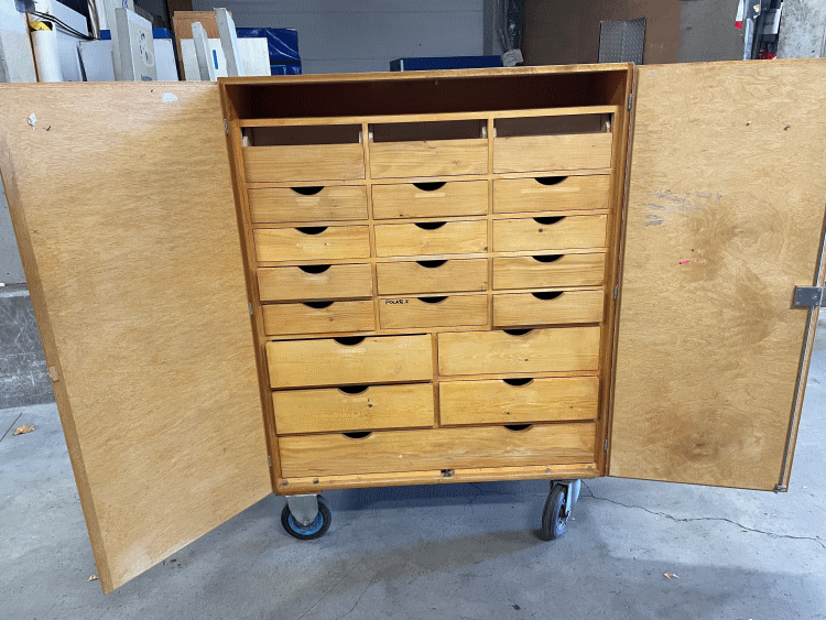 Rollbarer und verschließbarer Requisitenschrank