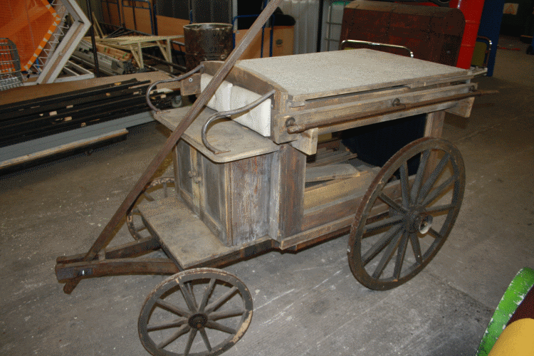 Alter Holzwagen / aus Puppendekoration