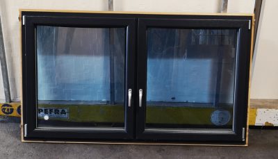 2 Fenster mit Holzrahmen