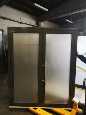 2 Türrahmen mit Doppeltüren