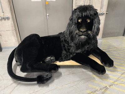 zwei vollplastische Löwen