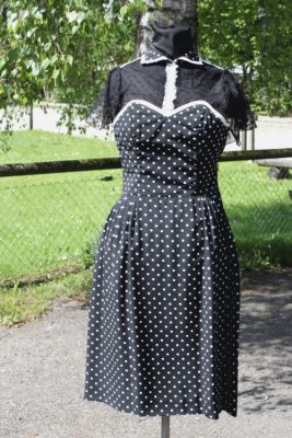 schwarzes Kleid im Stil der 50er Jahre
